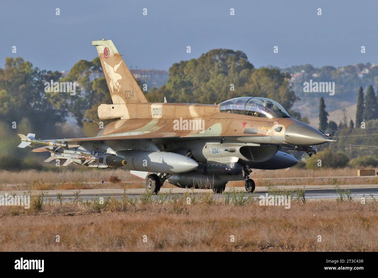 F-16D Barak de l'armée de l'air israélienne armé d'une bombe JDAM, de missiles Python-5 et Sidewinder. Banque D'Images