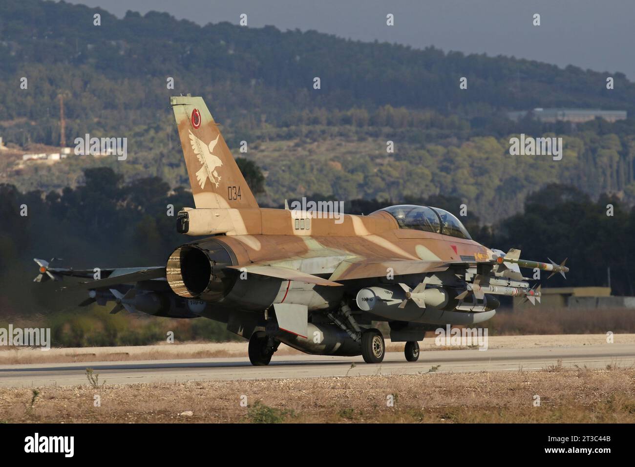 F-16D Barak de l'armée de l'air israélienne armé d'une bombe JDAM, de missiles Python-5 et Sidewinder. Banque D'Images