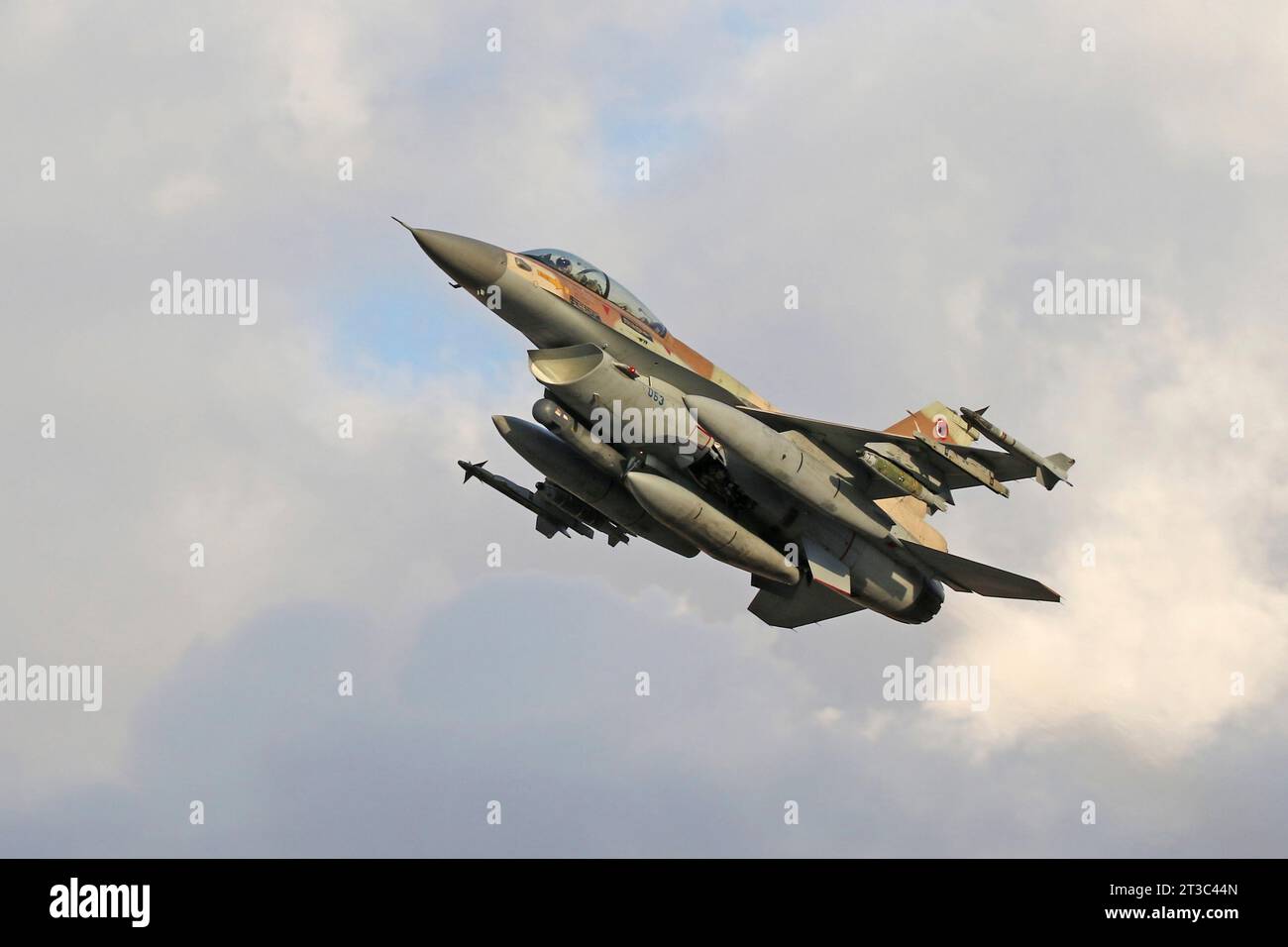 Décollage du F-16D Barak de l'armée de l'air israélienne, armé d'une bombe Mk 81 et de missiles Sidewinder. Banque D'Images