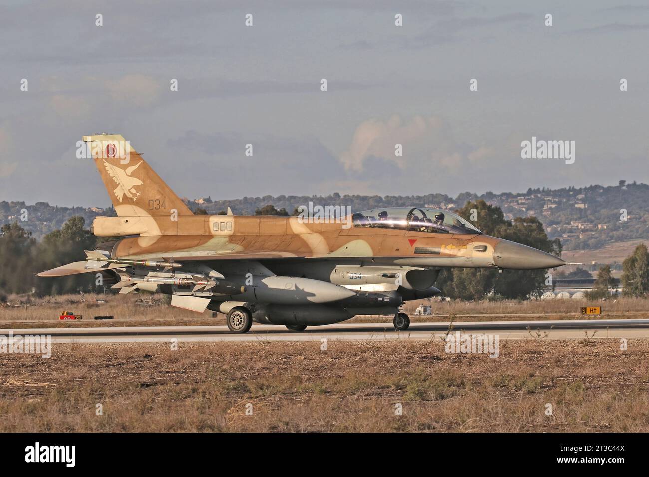 F-16D Barak de l'armée de l'air israélienne armé d'une bombe JDAM, de missiles Python-5 et Sidewinder. Banque D'Images
