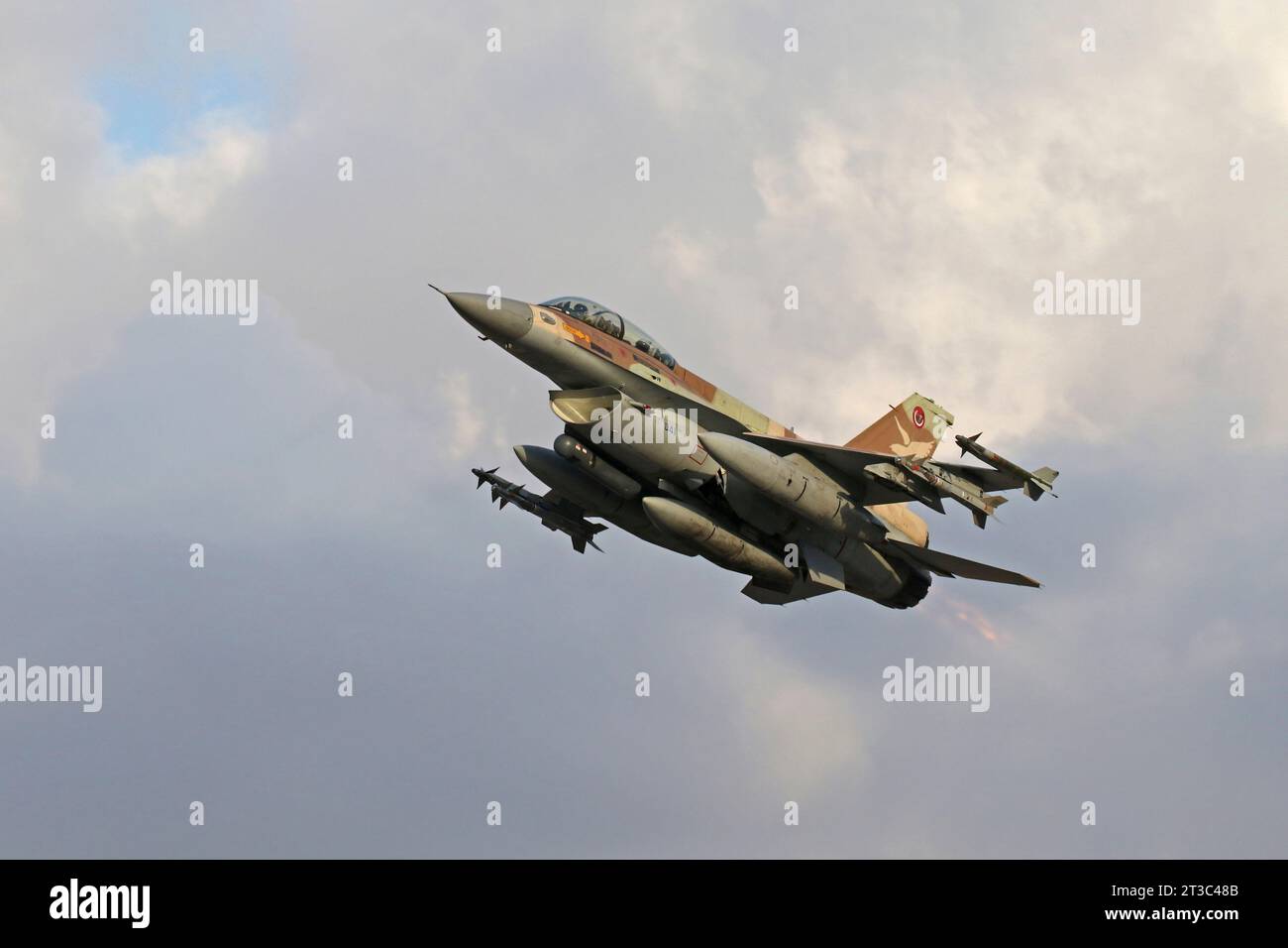 F-16D Barak de l'armée de l'air israélienne décollant, missiles Python-5 et Sidewinder armés. Banque D'Images