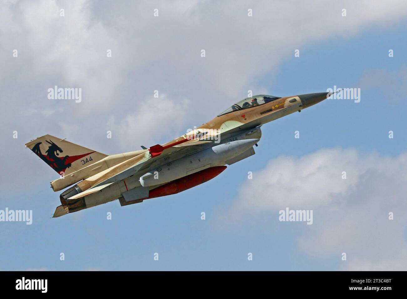 F-16C Barak de l'armée de l'air israélienne survolant la base aérienne d'Ovda, en Israël. Banque D'Images