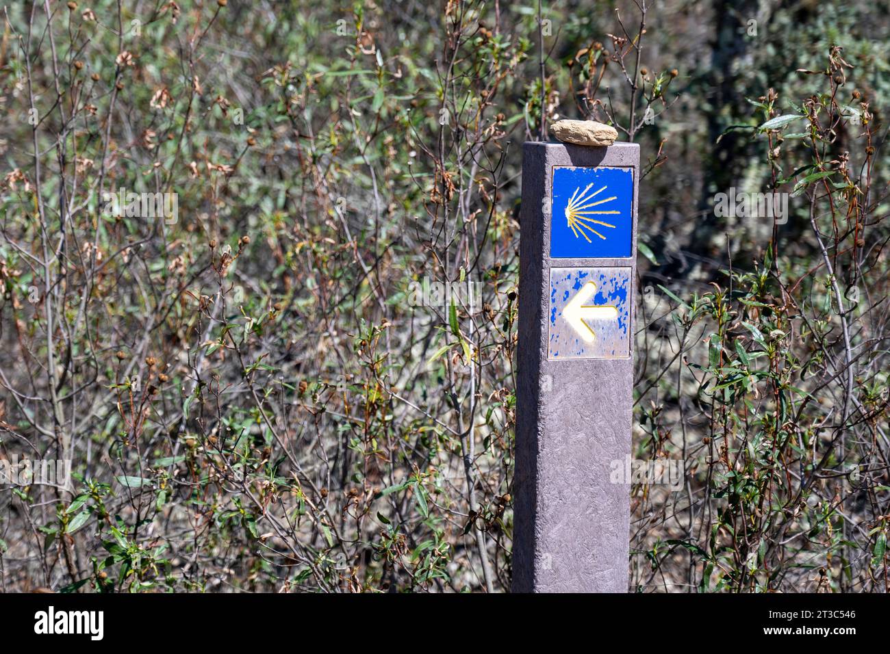 Marquage et panneau de direction pour une promenade de pèlerin dans l'Alentejo, Portugal Banque D'Images
