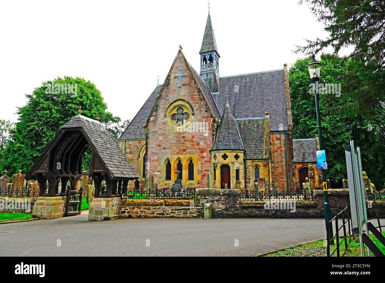 Église paroissiale de Luss et cimetière Village de Luss sur le lac Loch Lomond Écosse Royaume-Uni Îles Britanniques Trossachs National Park Highlands Banque D'Images