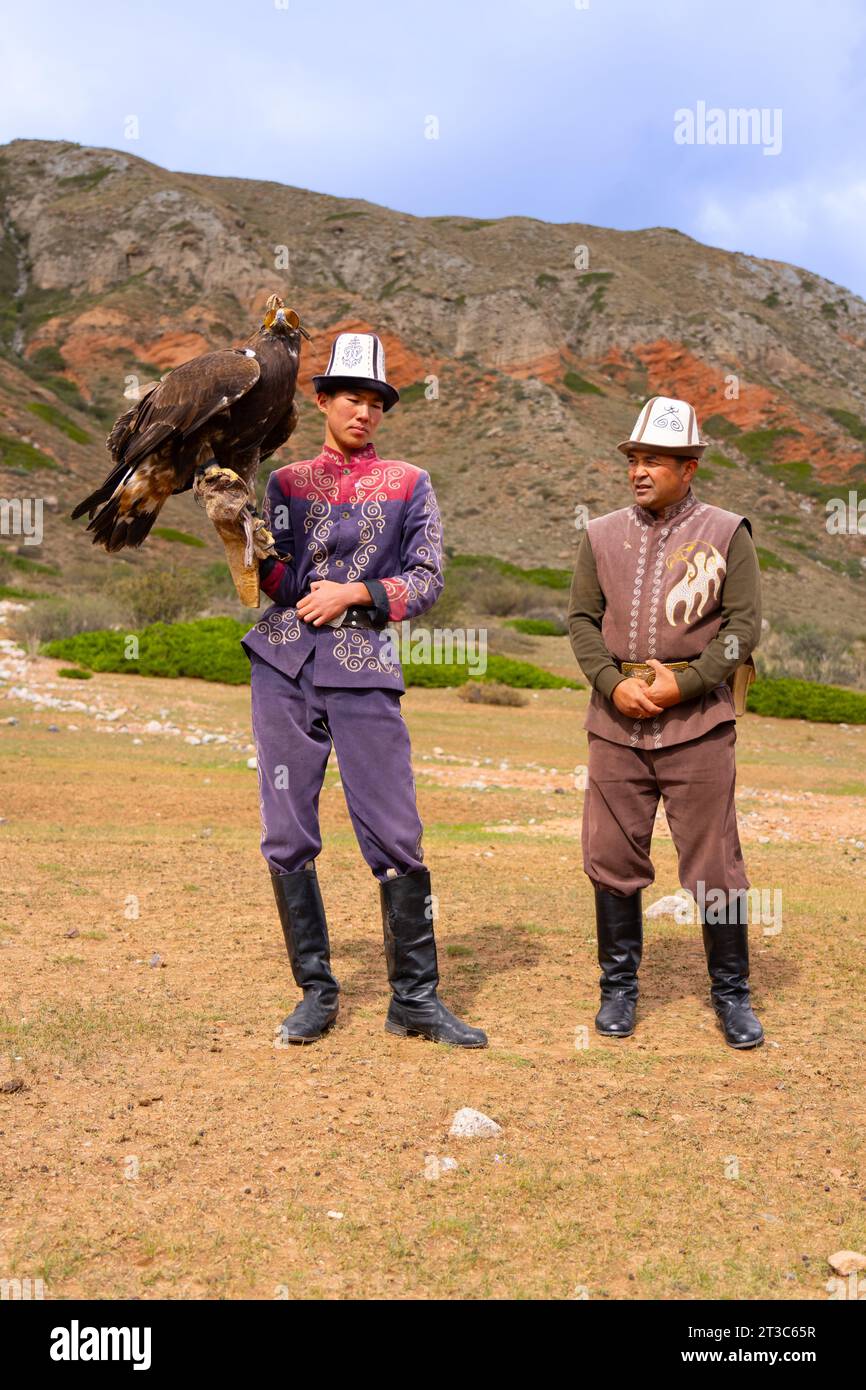 Chasseur kirghize avec aigle doré (Aquila chrysaetos), lac Song kol, région de Naryn, Kirghizistan Banque D'Images Chasseur kirghize avec aigle doré (Aquila chrysaetos), lac Song kol, région de Naryn, Kirghizistan Banque D'Images