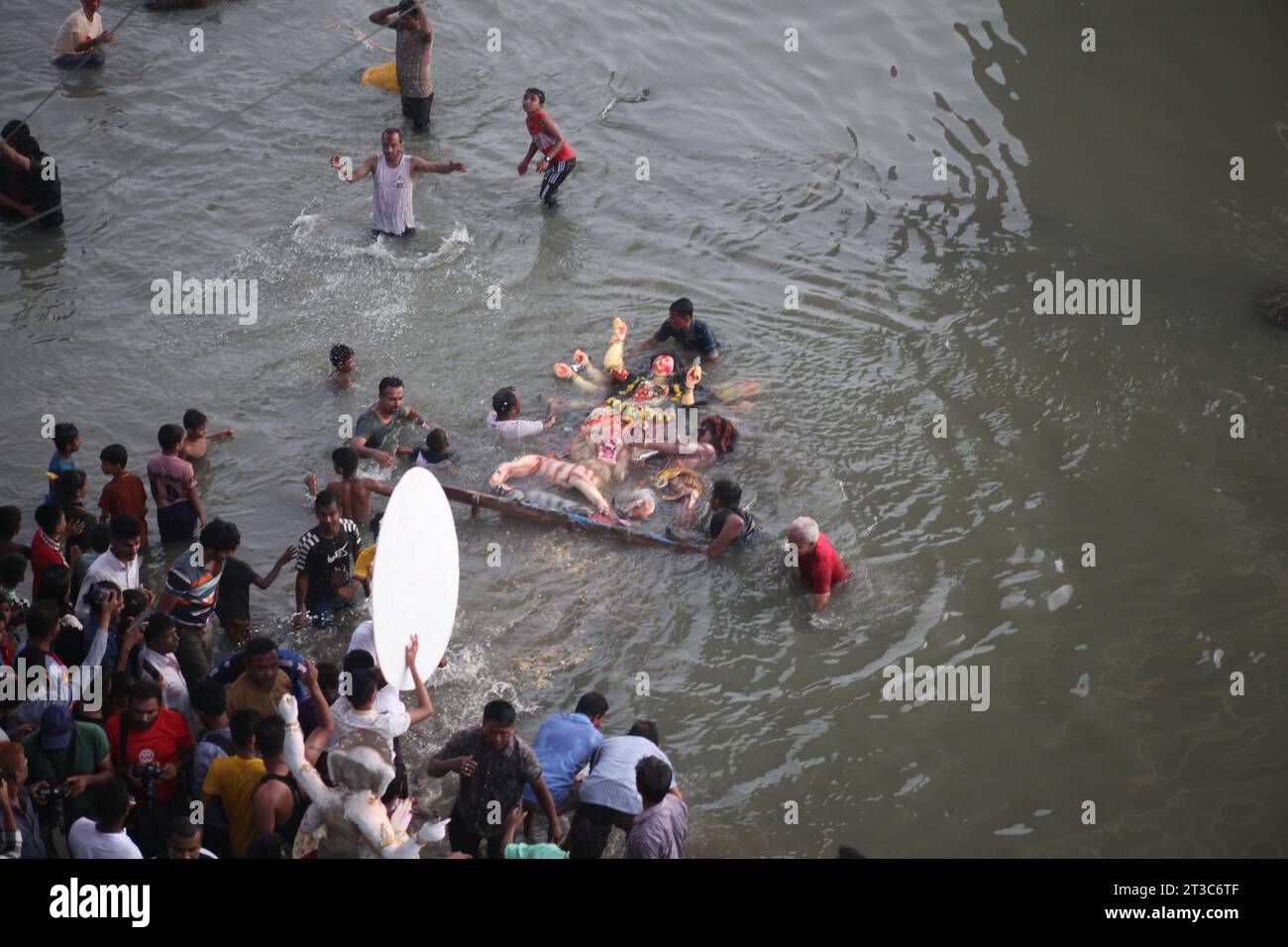 Dhaka Bangladesh 24 october2023,les croyants de la communauté Sanata mettent fin à leurs formalités de “Durga Puja” en sacrifiant l’idole sacrée. La photo est prise à partir de B. Banque D'Images