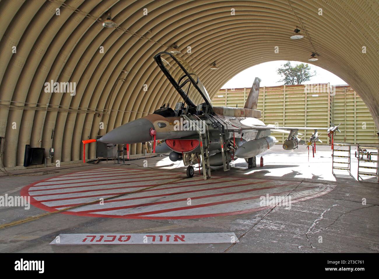 Un F-16D Barak de l'armée de l'air israélienne dans le hangar. Banque D'Images