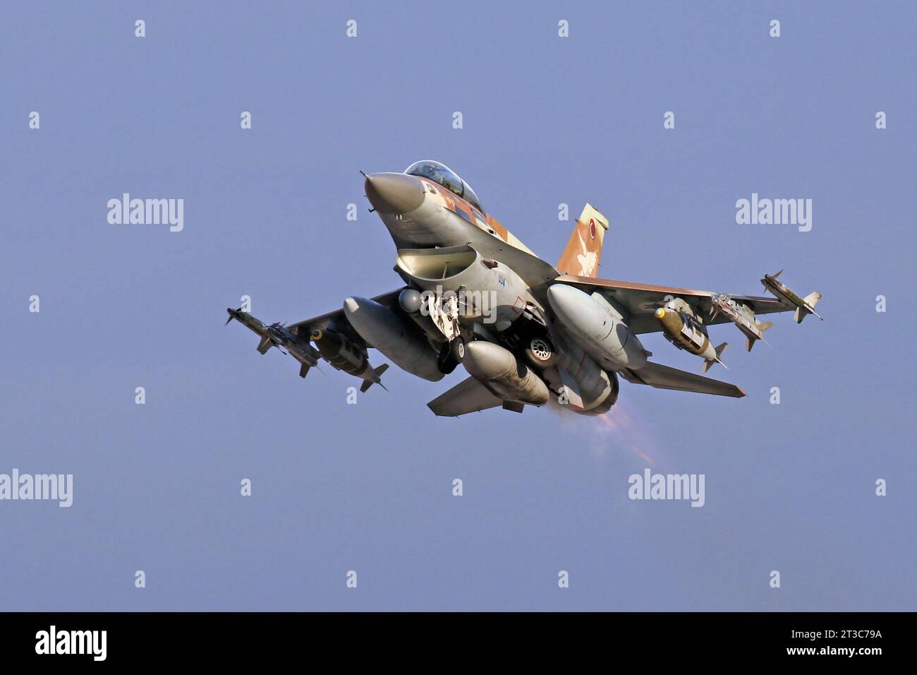 Un F-16D Barak de l'armée de l'air israélienne décolle, armé de bombes et de missiles. Banque D'Images