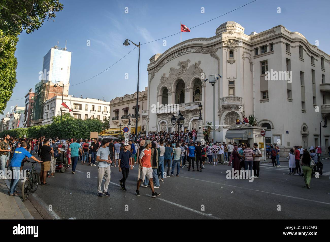 La foule de manifestants au rassemblement pro-palestinien avec des drapeaux palestiniens devant l'opéra tunisien à Tunis après l'explosion de l'hôpital à Gaza Banque D'Images