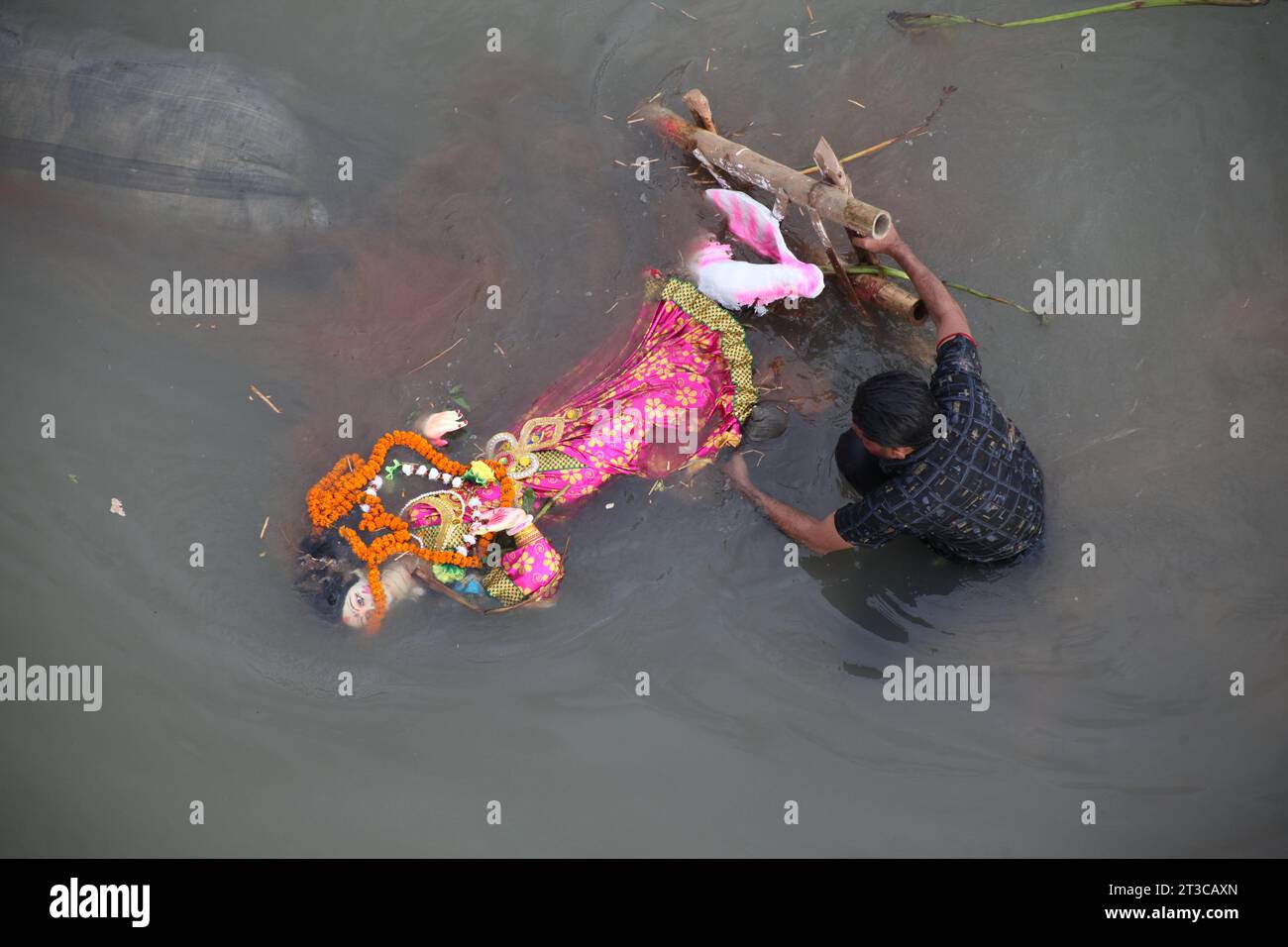 Dhaka Bangladesh 24 october2023,les croyants de la communauté Sanata mettent fin à leurs formalités de “Durga Puja” en sacrifiant l’idole sacrée. La photo est prise à partir de B. Banque D'Images