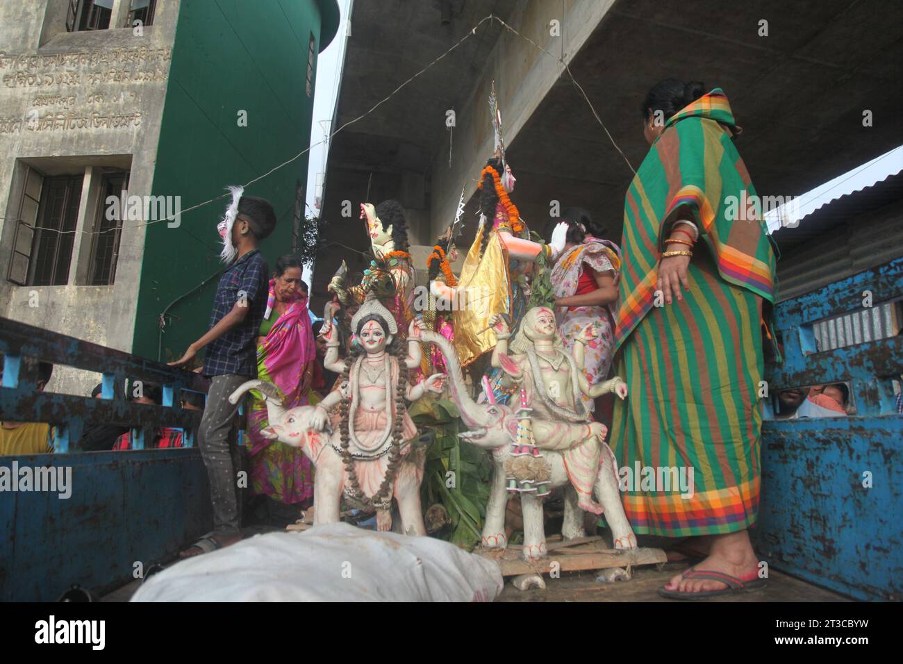 Dhaka Bangladesh 24 october2023,les croyants de la communauté Sanata mettent fin à leurs formalités de “Durga Puja” en sacrifiant l’idole sacrée. La photo est prise à partir de B. Banque D'Images