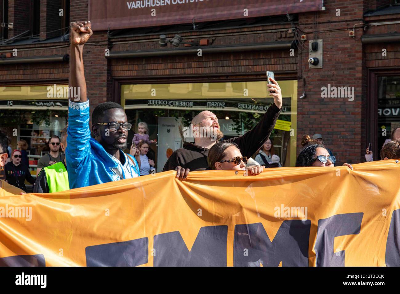 Karri Miettinen, aussi connu sous le nom de rap-artiste Paleface, prend un selfie chez Me emme vaikene ! Manifestation contre le racisme à Helsinki, Finlande Banque D'Images