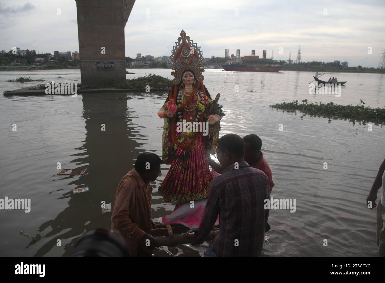 Dhaka Bangladesh 24 october2023,les croyants de la communauté Sanata mettent fin à leurs formalités de “Durga Puja” en sacrifiant l’idole sacrée. La photo est prise à partir de B. Banque D'Images