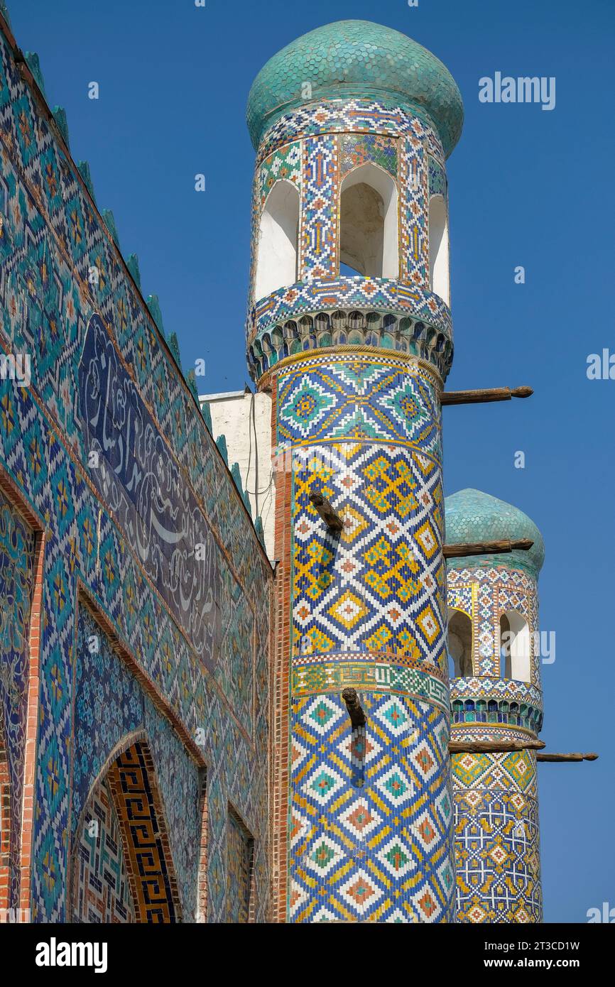 Kokand, Ouzbékistan - 24 octobre 2023 : détail de la façade du palais Khudayar Khan à Kokand dans la vallée de Fergana, Ouzbékistan. Banque D'Images