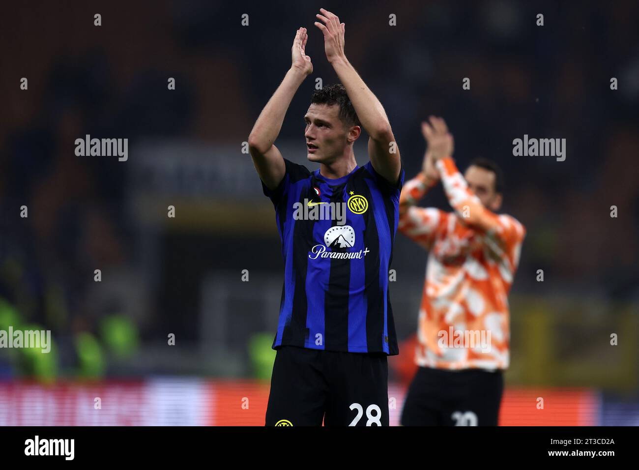 Milan, Italie. 24 octobre 2023. Benjamin Pavard du FC Internazionale célèbre à la fin du match de l'UEFA Champions League entre le FC Internazionale et le FC Salzbourg au Stadio Giuseppe Meazza le 24 octobre 2023 à Milan, Italie . Crédit : Marco Canoniero/Alamy Live News Banque D'Images