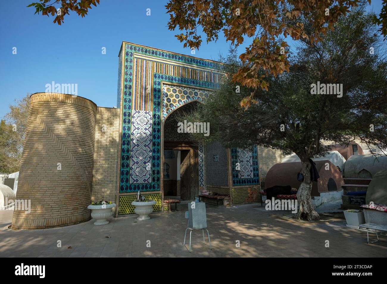 Kokand, Ouzbékistan - 24 octobre 2023 : façade du mausolée Modari Khan à Kokand dans la vallée de Fergana, Ouzbékistan. Banque D'Images