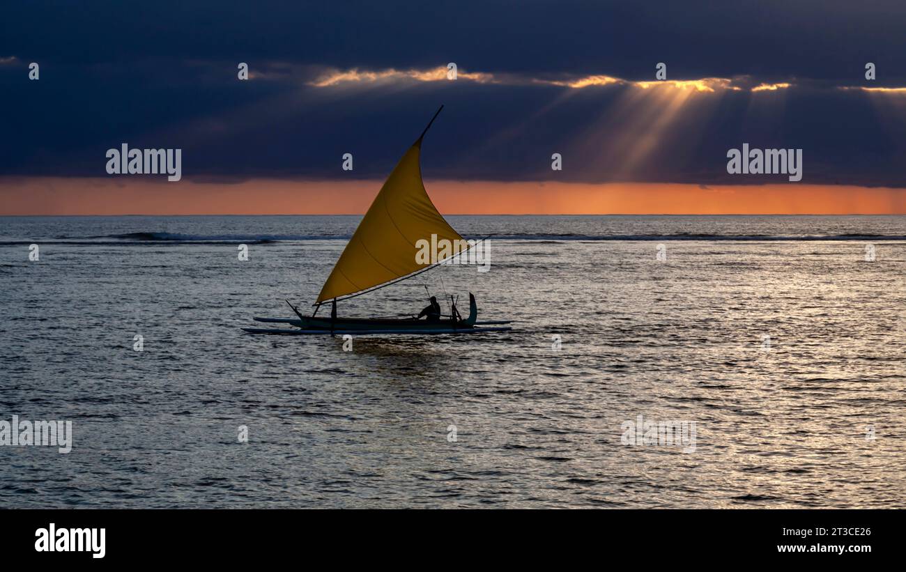Plage de Sanur, Bali, Indonésie. Junkung (bateau traditionnel) compétition au lever du soleil. Banque D'Images