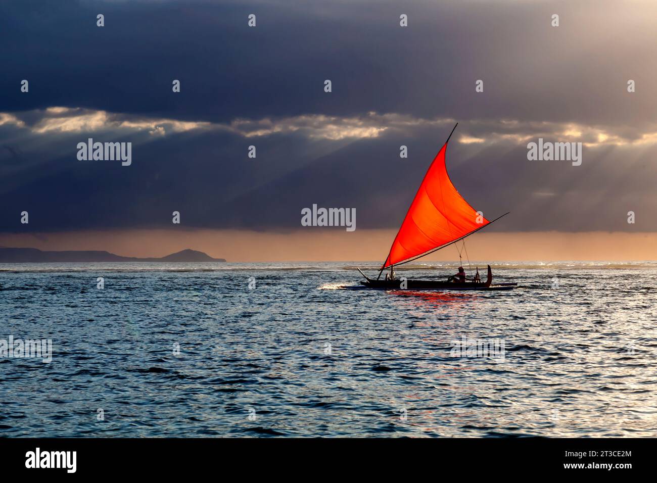 Plage de Sanur, Bali, Indonésie. Junkung (bateau traditionnel) compétition au lever du soleil. Banque D'Images