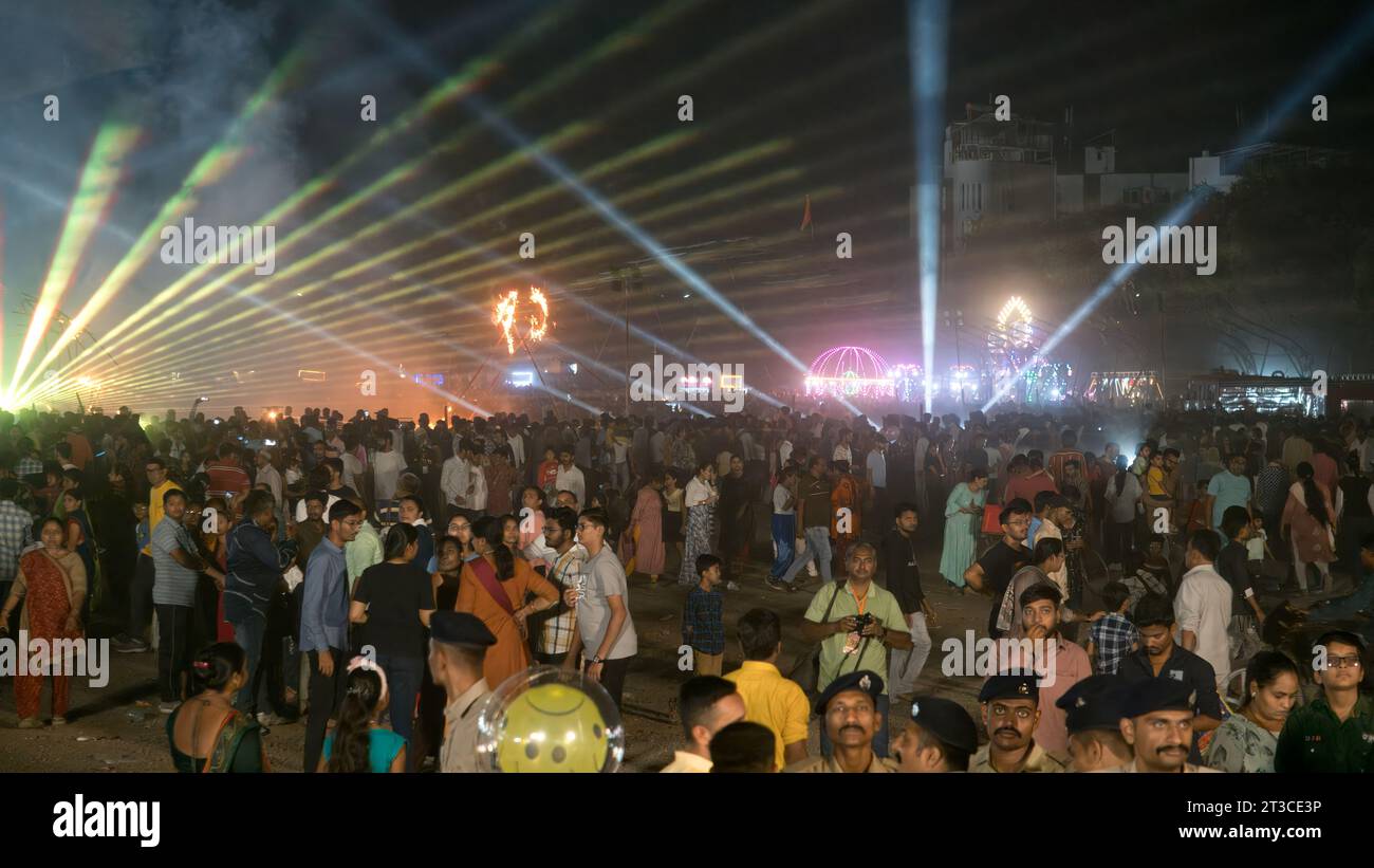 Rajkot, Gujarat, Inde. 24 octobre 2023. Foule énorme profitant de 60 pieds Big Ravan Dahan avec Un spectacle laser au Race course Ground à Rajkot. Crédit : Nasirkhan Davi/Alamy Live News Banque D'Images