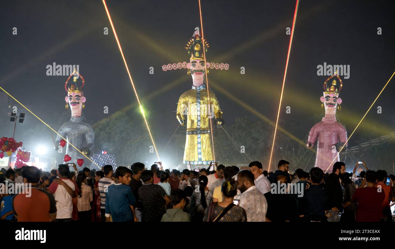 Rajkot, Gujarat, Inde. 24 octobre 2023. Un spectacle laser Profitez d'une foule énorme qui attend Brusting 60ft Big Ravan Dahan au Race course Ground à Rajkot avec. Crédit : Nasirkhan Davi/Alamy Live News Banque D'Images