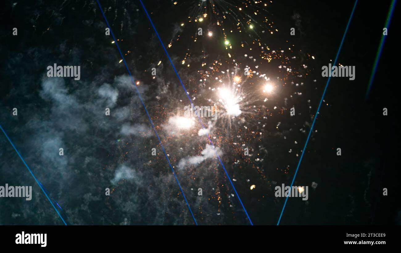 Rajkot, Gujarat, Inde. 24 octobre 2023. 60ft Big Ravan Dahan avec Un spectacle laser Profitez d'une foule énorme attendant des pétards éclatants dans le ciel au Race course Ground à Rajkot. Crédit : Nasirkhan Davi/Alamy Live News Banque D'Images