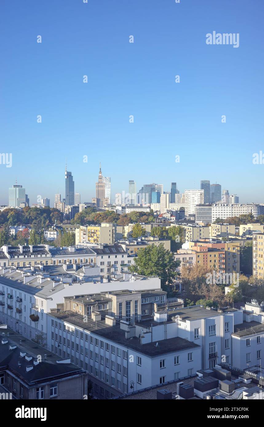 Horizon de Varsovie par une journée sans nuages, Pologne. Banque D'Images