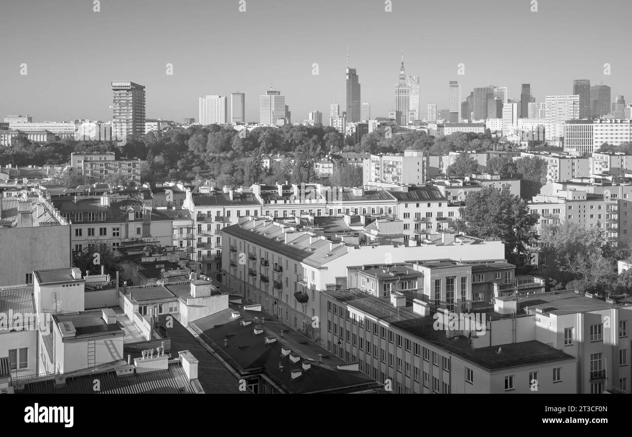 Photo en noir et blanc de la Skyline de Varsovie par une journée sans nuages, Pologne. Banque D'Images