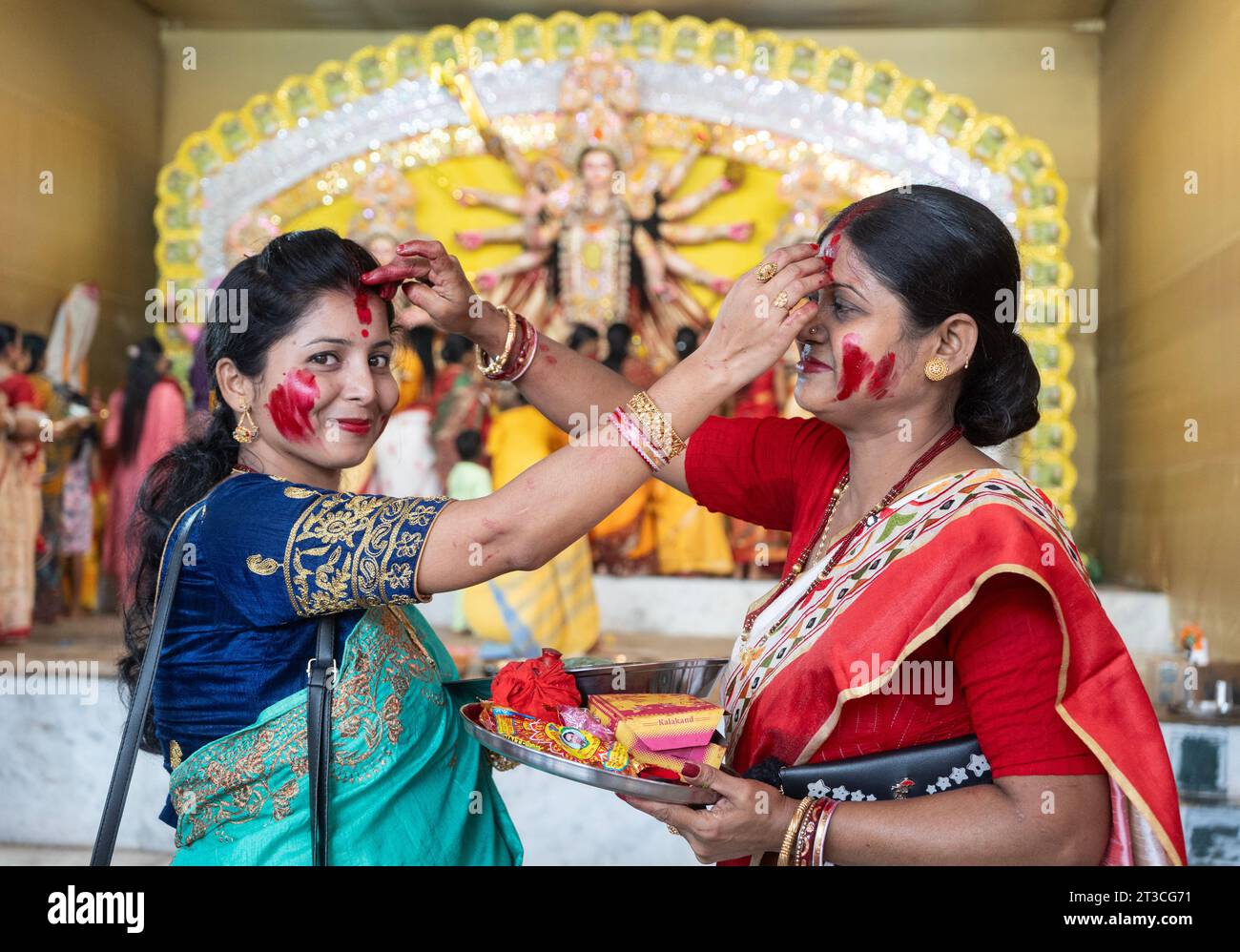 Les femmes jouent avec Sindoor, comme rituel à la fin du festival Durga Puja ou Dashami, le 24 octobre 2023 à Guwahati, Assam, Inde. Durga Puja est l'un des festivals les plus importants en Inde. Crédit : David Talukdar/Alamy Live News Banque D'Images