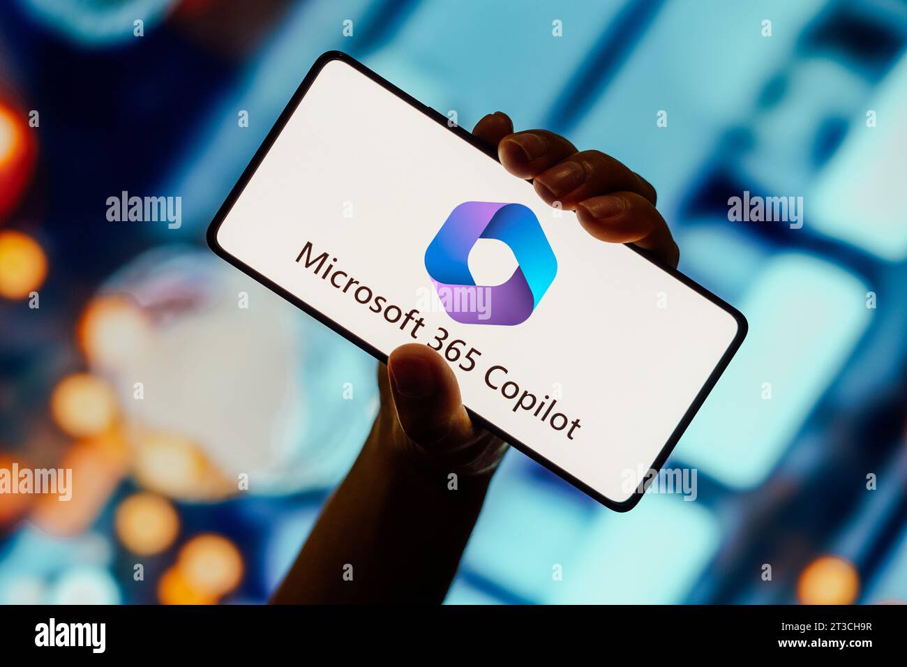 Dans cette illustration, le logo Microsoft 365 CoPilot s'affiche sur l'écran d'un smartphone. Banque D'Images