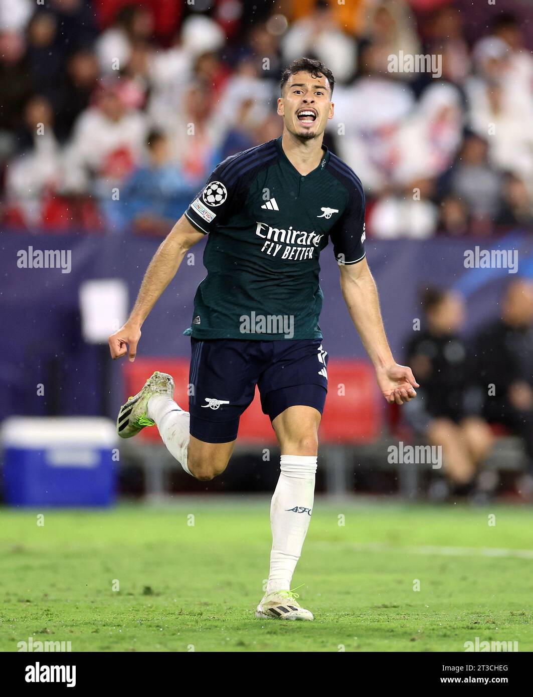 Gabriel Martinelli d’Arsenal célèbre avoir marqué le premier but de son équipe lors du match du groupe B de l’UEFA Champions League au stade Ramon Sanchez-Pizjuan, à Séville, en Espagne. Date de la photo : mardi 24 octobre 2023. Banque D'Images