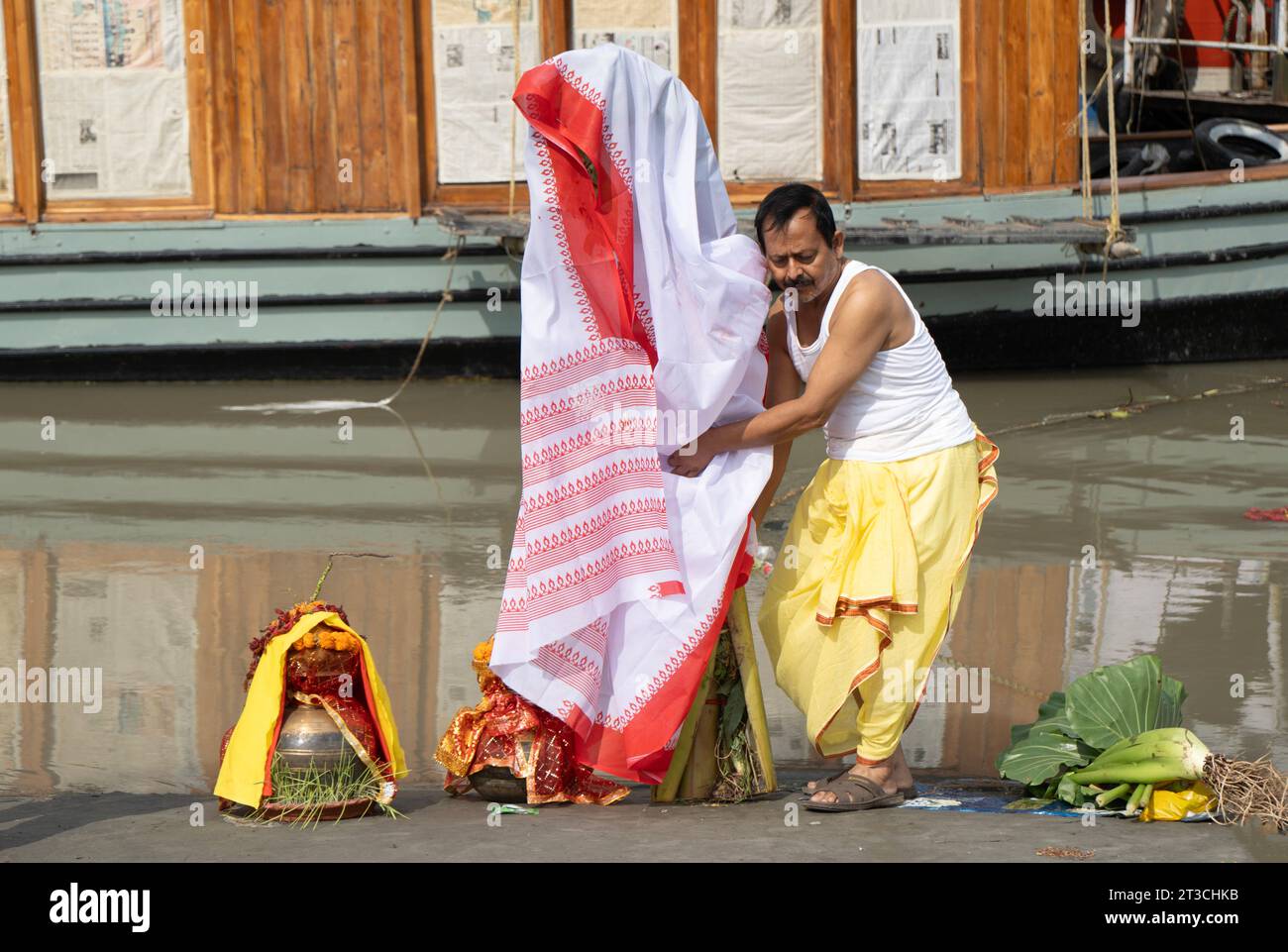 24 octobre 2023 : un dévot debout avec un bananier décoré traditionnellement enveloppé dans un sari, symbolisant l'épouse du Dieu hindou Ganesha, alors qu'il arrive pour s'immerger dans la rivière Brahmapoutre à la fin du festival Durga Puja ou Dashami, le 24 octobre 2023 à Guwahati, Assam, Inde. Durga Puja est l'un des festivals les plus importants en Inde. (Image de crédit : © David Talukdar/ZUMA Press Wire) USAGE ÉDITORIAL SEULEMENT! Non destiné à UN USAGE commercial ! Banque D'Images