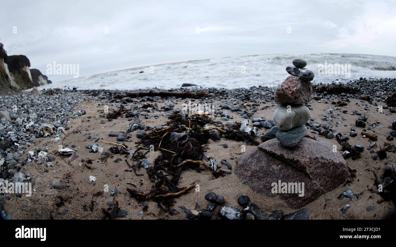 24.10.2023, Nationalpark Jasmund auf Ruegen an der Ostsee, im Bild : Strand unter der Kreidefelsen *** 24 10 2023, Jasmund National Park sur Ruegen sur la mer Baltique, dans la plage photo sous la falaise de craie crédit : Imago/Alamy Live News Banque D'Images