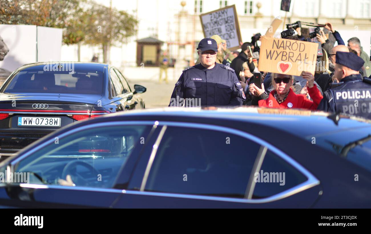 Varsovie, Pologne. 24 octobre 2023. Le convoi du candidat de l’opposition au poste de Premier ministre Donald Tusk arrive au Palais présidentiel Banque D'Images