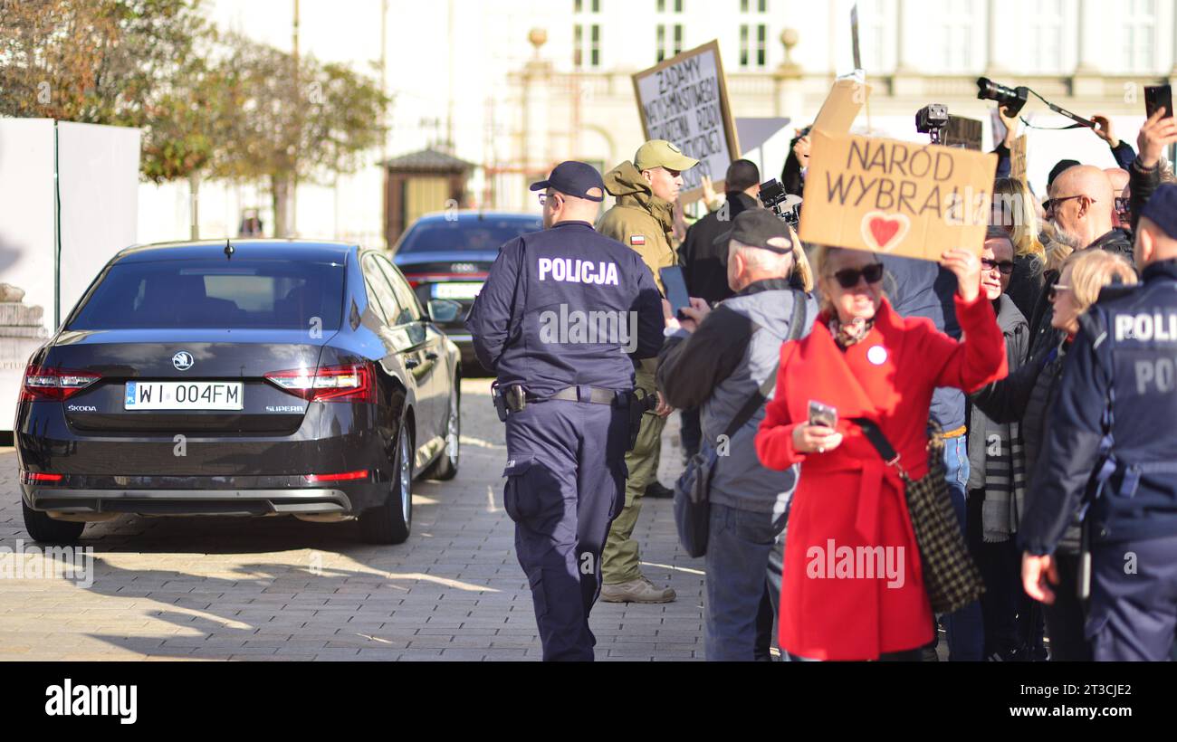 Varsovie, Pologne. 24 octobre 2023. Le convoi du candidat de l’opposition au poste de Premier ministre Donald Tusk arrive au Palais présidentiel Banque D'Images