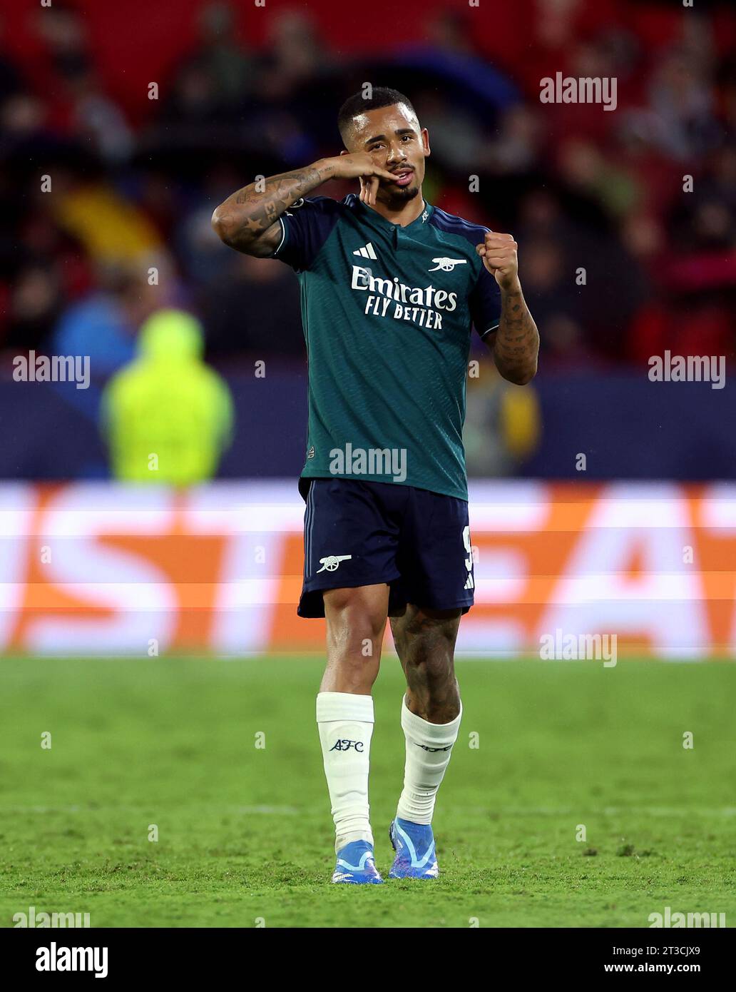 Gabriel Jesus d'Arsenal célèbre avoir marqué le deuxième but de leur équipe lors du match de groupe B de l'UEFA Champions League au stade Ramon Sanchez-Pizjuan, à Séville, en Espagne. Date de la photo : mardi 24 octobre 2023. Banque D'Images