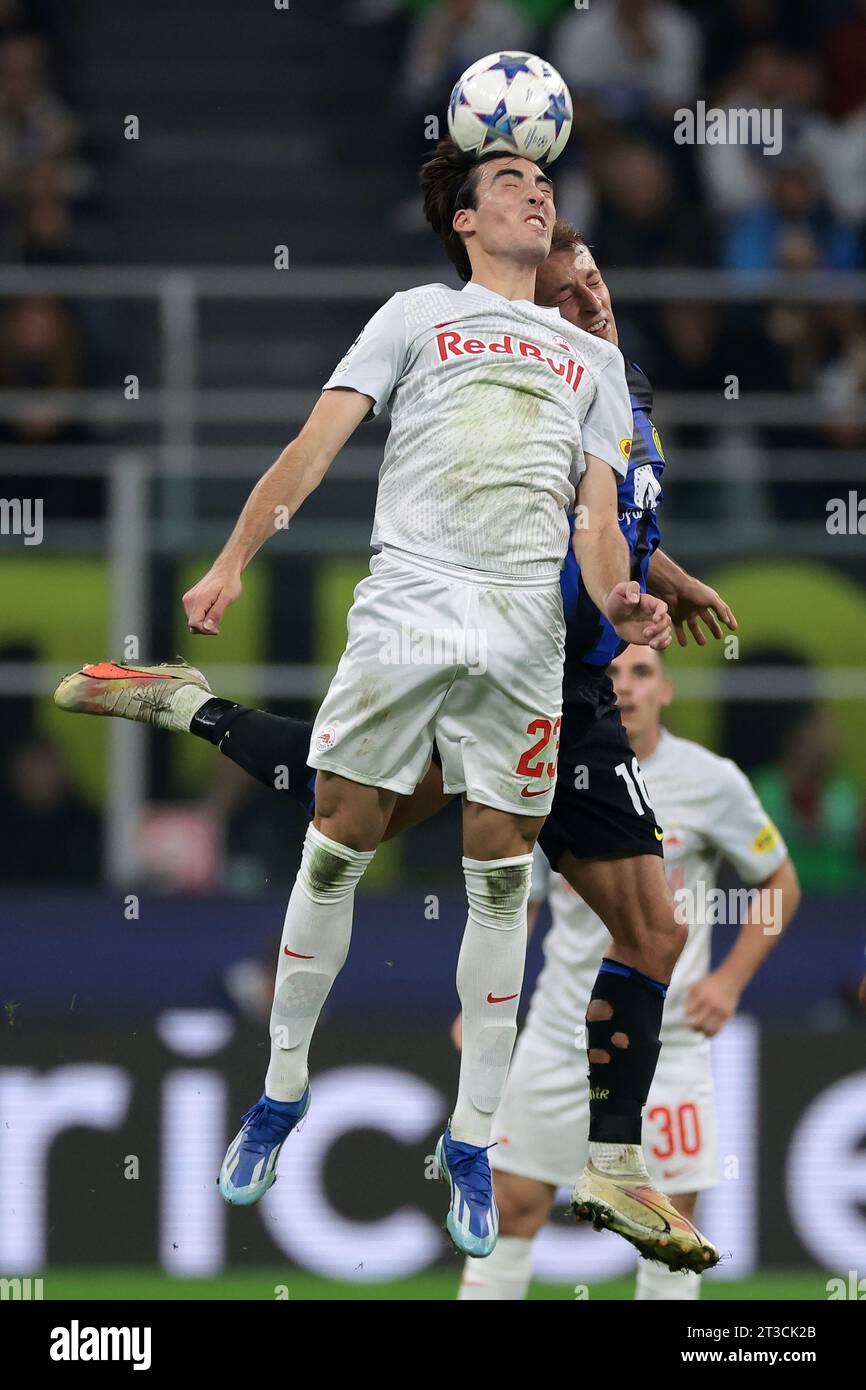 Milan, Italie. 24 octobre 2023. Roko Simic du FC Salzbourg se bat pour un ballon aérien avec Davide Frattesi du FC Internazionale lors du match de l'UEFA Champions League à Giuseppe Meazza, Milan. Le crédit photo devrait se lire : Jonathan Moscrop/Sportimage crédit : Sportimage Ltd/Alamy Live News Banque D'Images