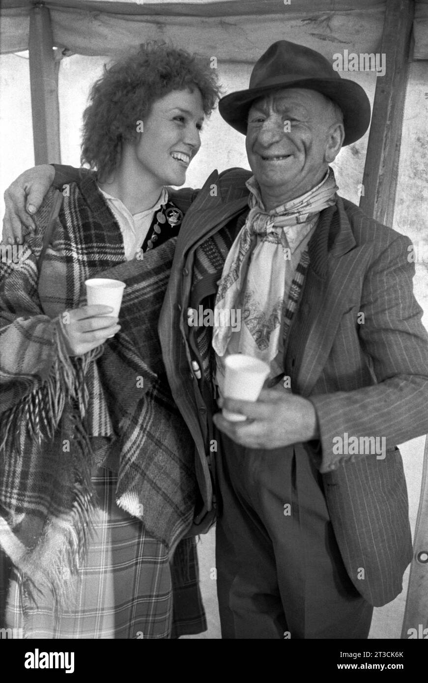 Chanteuse folklorique connue sous le nom d'Egypte avec son amie une tzigane plus âgée en chapeau trilby et portant un mouchoir traditionnellement attaché, ils sont dans la tente de bière. ((Henry Gaskin de Doncaster) Appleby à Westmorland foire aux chevaux gitans Cumbria, Angleterre juin 1981. ANNÉES 1980 ROYAUME-UNI HOMER SYKES Banque D'Images