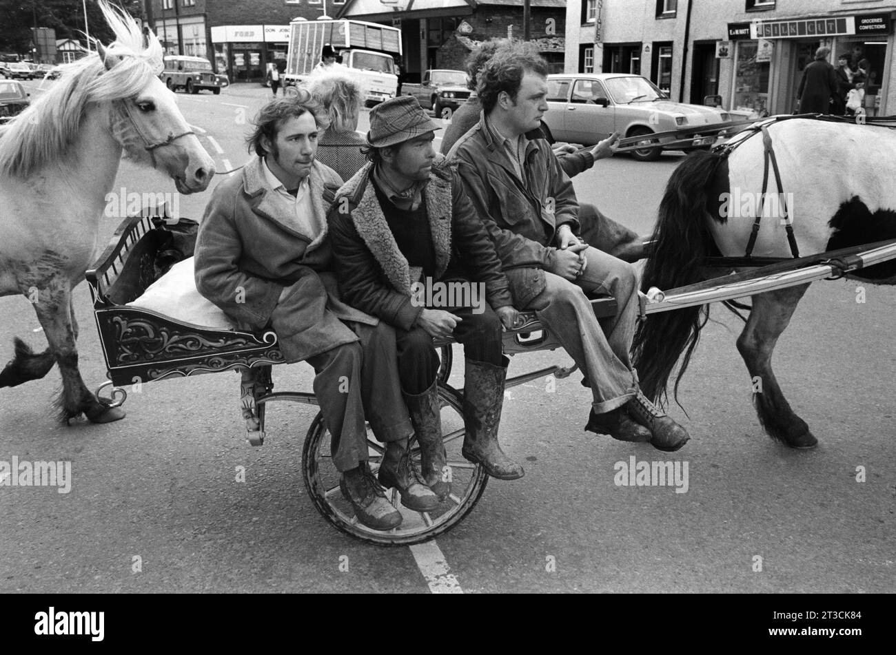 Les voyageurs arrivent dans la ville d'Appleby, lors de la foire annuelle des chevaux Appleby dans Westmorland foire des chevaux gitans Cumbria, Angleterre juin 1981 1980s UK Charter Fair accordée par le roi James II 1685 HOMER SYKES Banque D'Images