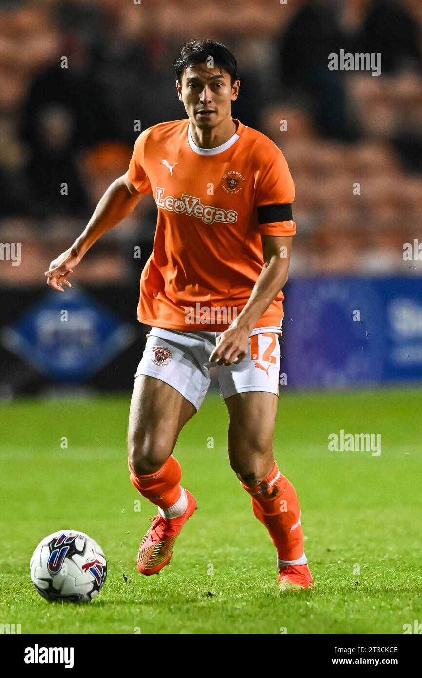 Kenny Dougall #12 de Blackpool en action lors du match Sky Bet League 1 Blackpool vs Cheltenham Town à Bloomfield Road, Blackpool, Royaume-Uni, le 24 octobre 2023 (photo de Craig Thomas/News Images) Banque D'Images