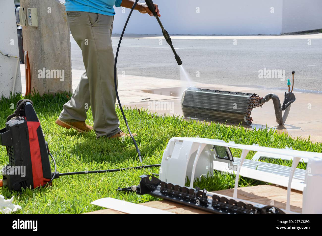 Plan rapproché de l'intérieur d'un climatiseur en cours de nettoyage avec de l'eau à haute pression. Service d'entretien, de nettoyage et de réparation de la climatisation Banque D'Images