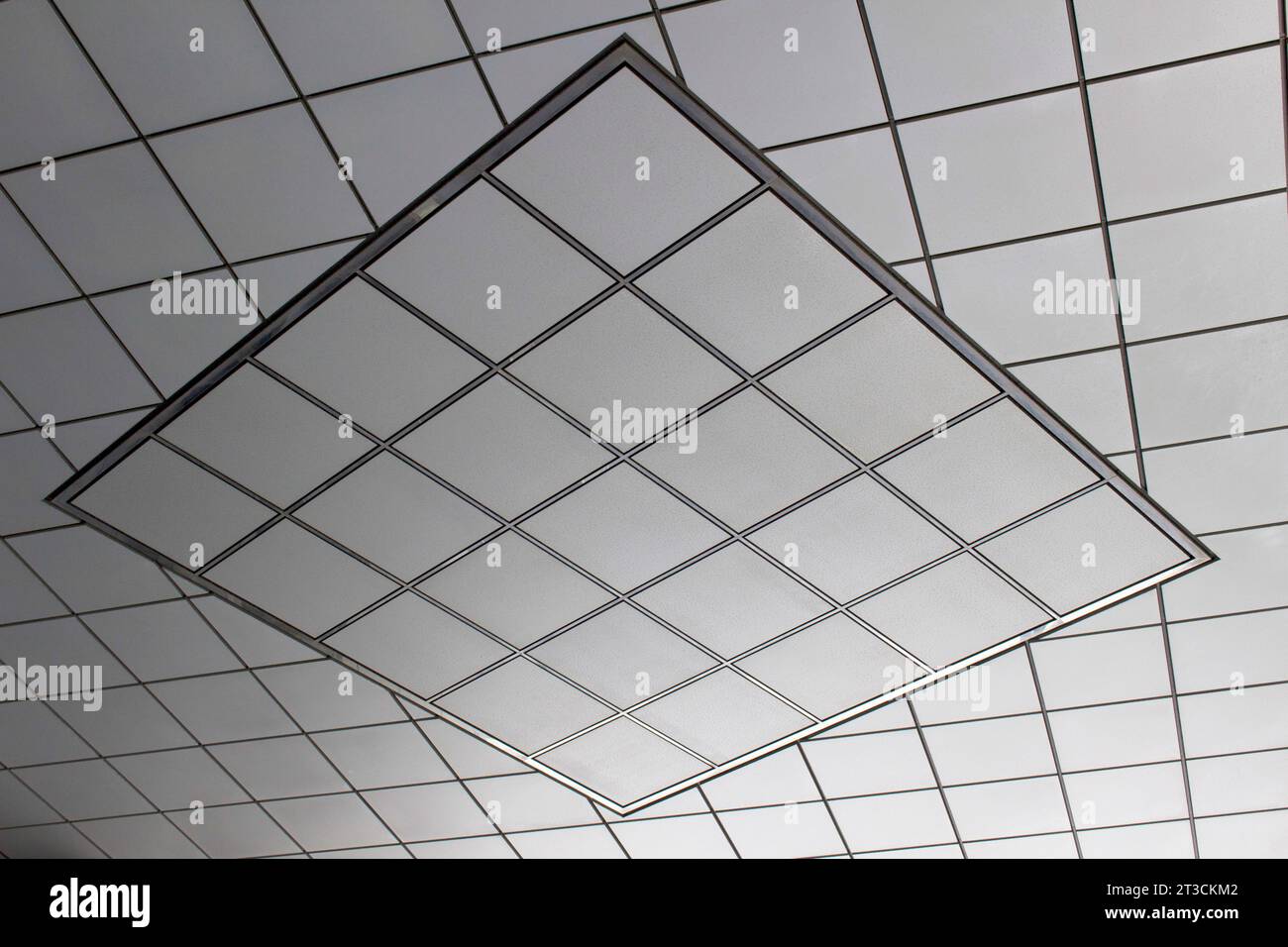 Design de plafond composé de motifs géométriques déformés Banque D'Images