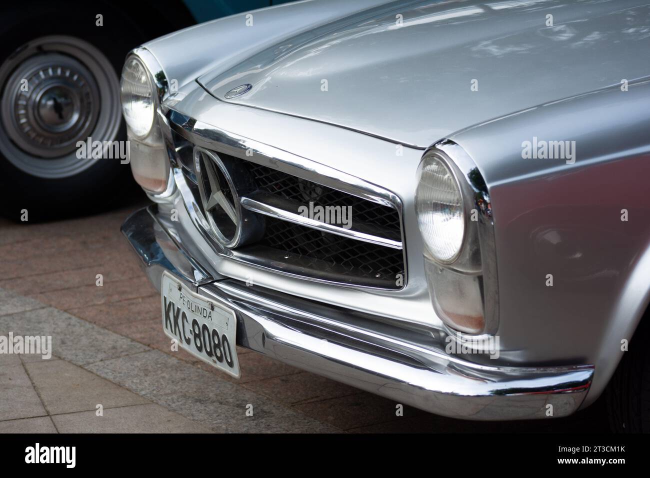 Salvador, Bahia, Brésil - 1 novembre 2014 : partie avant de la voiture Mercedes-Benz lors d'une exposition de voitures anciennes dans la ville de Salvador, Bahia. Banque D'Images