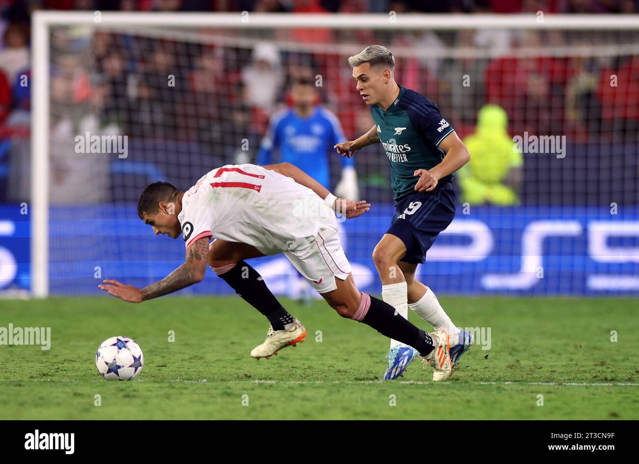 Erik Lamela de Séville et Leandro Trossard d’Arsenal lors du match de groupe B de l’UEFA Champions League au stade Ramon Sanchez-Pizjuan, Séville, Espagne. Date de la photo : mardi 24 octobre 2023. Banque D'Images