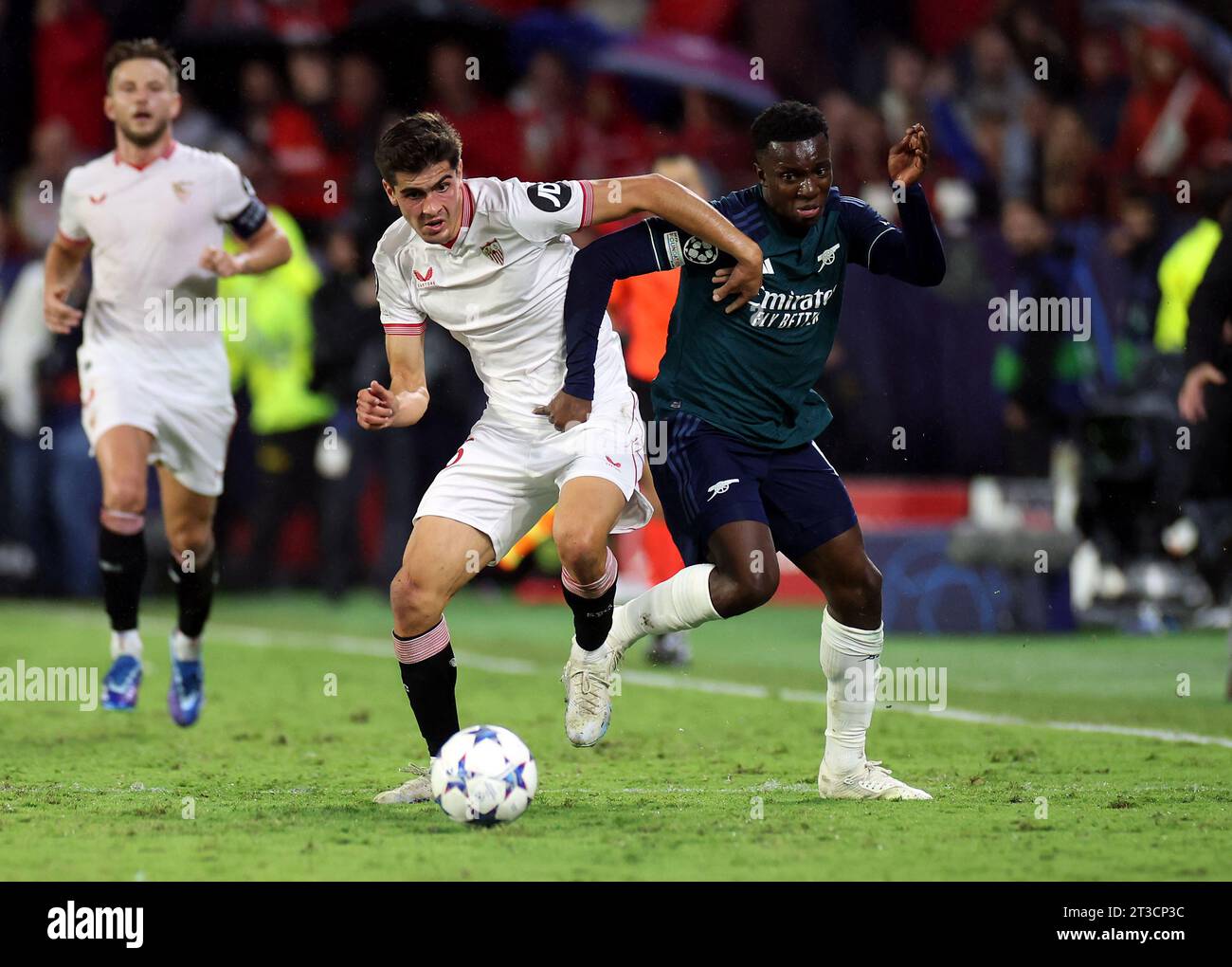 Juanlu Sanchez de Séville et Eddie Nketiah d'Arsenal se battent pour le ballon lors du match du groupe B de l'UEFA Champions League au stade Ramon Sanchez-Pizjuan, Séville, Espagne. Date de la photo : mardi 24 octobre 2023. Banque D'Images