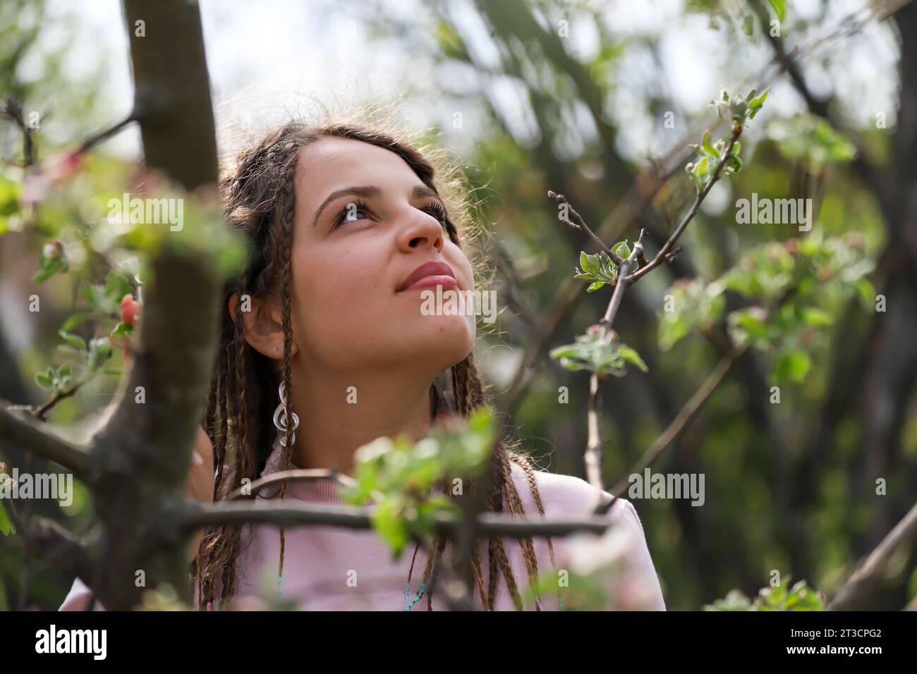 portrait d'une jeune fille dans le jardin. Banque D'Images