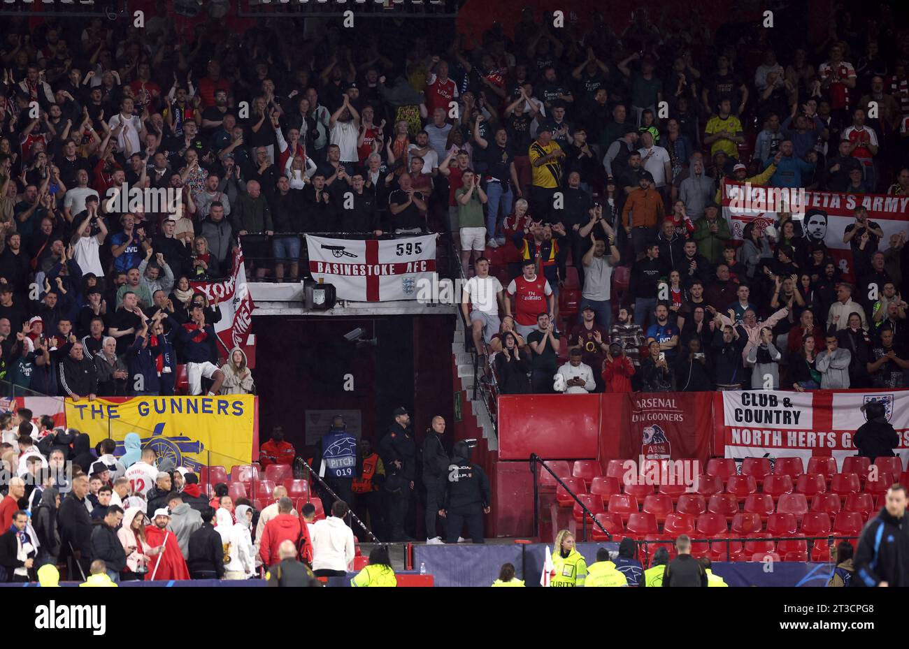 Fans d'arsenal dans les tribunes lors du match de l'UEFA Champions League groupe B au stade Ramon Sanchez-Pizjuan, Séville, Espagne. Date de la photo : mardi 24 octobre 2023. Banque D'Images