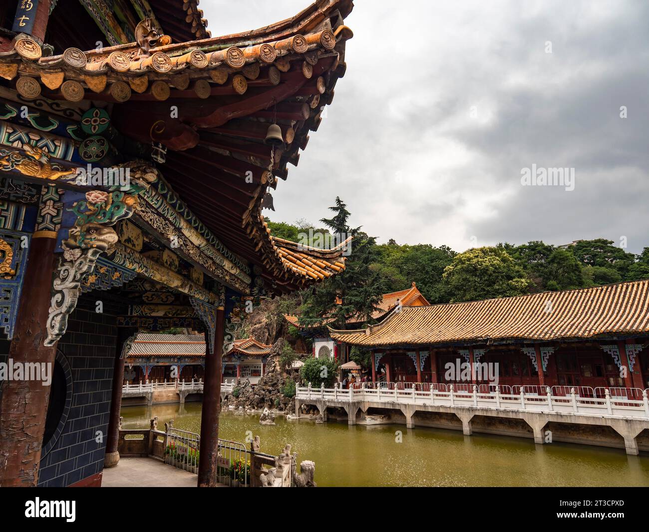 Toits chinois, Temple Yuantong, Kunming, Yunnan, Chine Banque D'Images