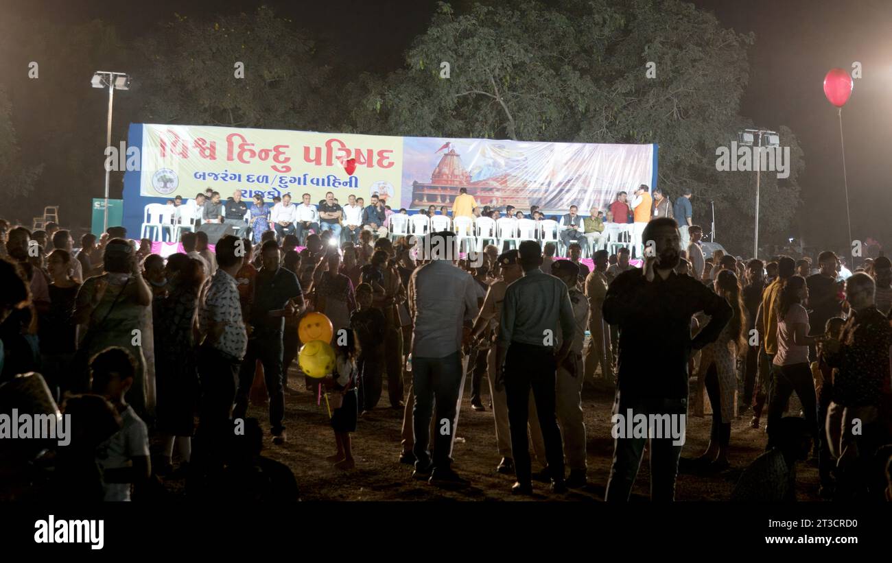 Rajkot, Gujarat, Inde. 24 octobre 2023. Une foule énorme se tient devant la scène pour le programme Ravana Dahan au Rajkot Racecourse Ground. Crédit : Nasirkhan Davi/Alamy Live News Banque D'Images