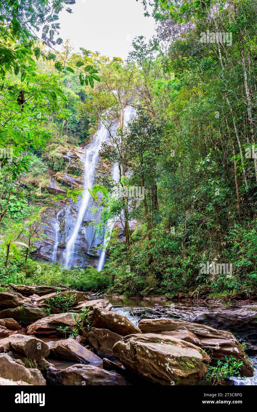Cascade et rivière parmi les rochers et la végétation de la forêt tropicale à Minas Gerais, Brésil Banque D'Images