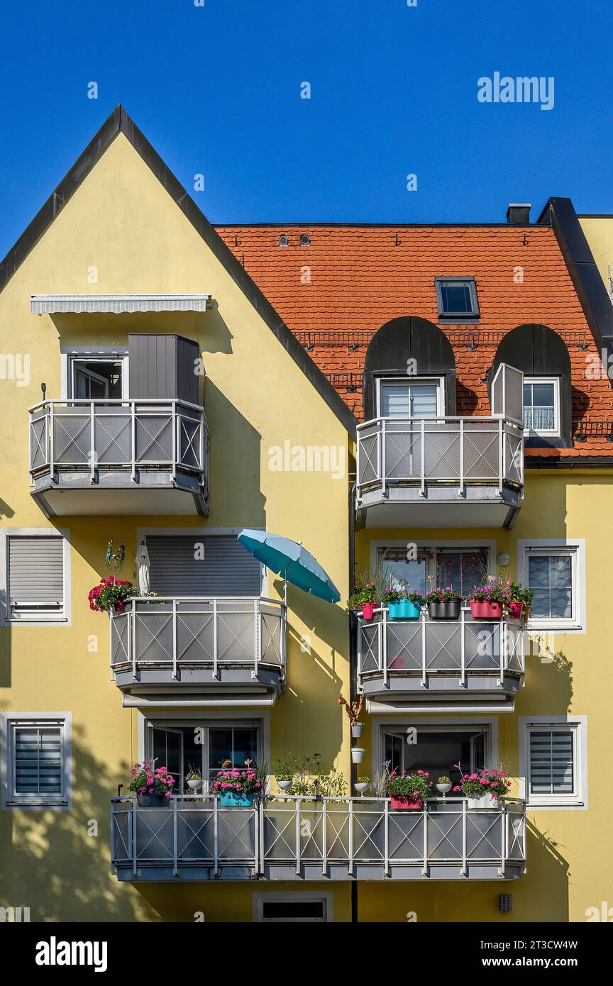 Façade jaune avec balcons verts, Kempten, Allgaeu, Bavière, Allemagne Banque D'Images